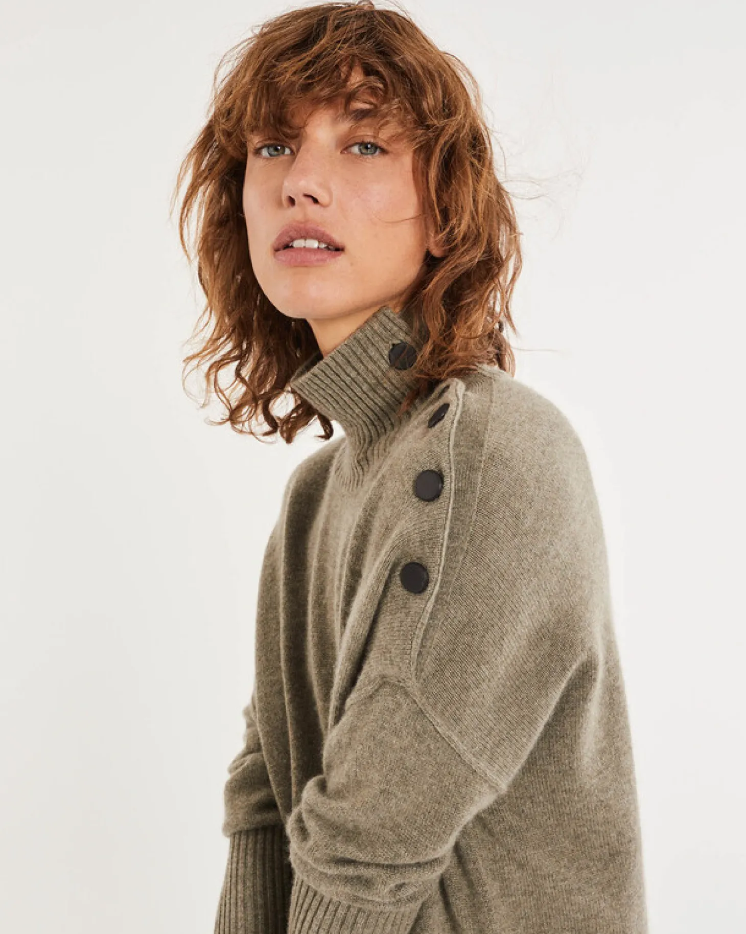 Pull Cachemire Col Roule Boutons Noirs